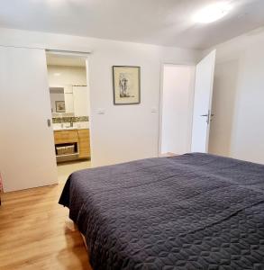 um quarto com uma cama e uma cozinha em Hiša Rožmarin em Osp