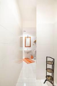 ローマにあるElisabetta's Roomの白い壁と白いタイルフロアの客室です。