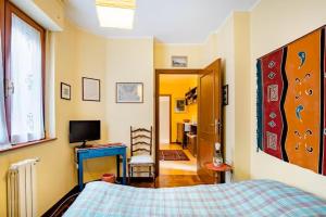 ローマにあるElisabetta's Roomのベッドルーム1室(ベッド1台、デスク、窓付)