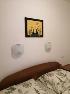 1 dormitorio con 1 cama y una foto en la pared en Apartma Praprot, en Mojstrana
