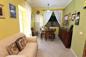 un soggiorno con divano e sala da pranzo di Cefalù in Summer a Cefalù Altre 8 foto