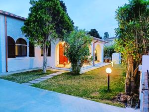 ein Haus mit Straßenbeleuchtung im Hof in der Unterkunft Villino Oleandro a pochi passi dalla spiaggia di Simius in Simius