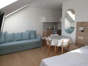 un soggiorno con divano e tavolo di Messina Apartamenty Wyspa Sobieszewska a Danzica