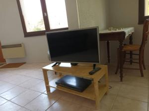 einen Flachbild-TV auf einem Tisch im Wohnzimmer in der Unterkunft L'Octogon - Peaceful haven for couples and individuals seeking calm and tranquility in spacious comfortable surroundings 