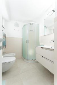 een badkamer met een glazen douche en een wastafel bij La casa di Bruna in Anacapri