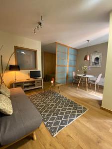 uma sala de estar com um sofá e uma mesa em Coqueto apartamento centro VIGO con WIFI em Vigo