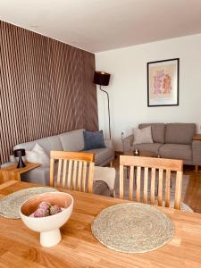 a living room with a table and a couch at Juniorsuite-Apartment Weiden in Weiden