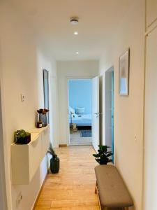 a hallway with a table and a bench in a room at Juniorsuite-Apartment Weiden in Weiden