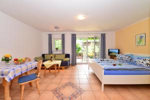 1 dormitorio con 2 camas y sala de estar en Ponyhof Schöllang en Oberstdorf