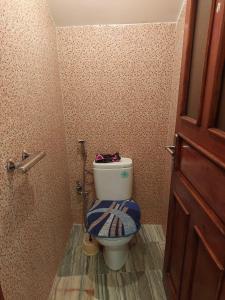 ein Bad mit einem WC und einem Handtuch darauf in der Unterkunft Maison de charme in Tiznit