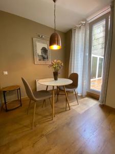 uma sala de jantar com uma mesa e cadeiras e uma janela em Coqueto apartamento centro VIGO con WIFI em Vigo