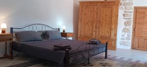 1 dormitorio con 1 cama y armario de madera en Cortijo el Moro en Vélez Blanco