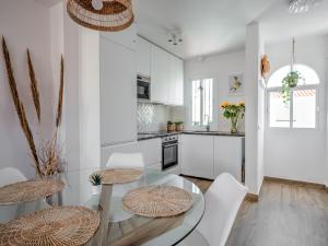 Kuchyň nebo kuchyňský kout v ubytování Fantastic penthouse with roof terrace in the heart of Nerja