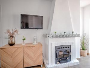 TV a/nebo společenská místnost v ubytování Fantastic penthouse with roof terrace in the heart of Nerja