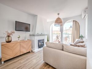 TV a/nebo společenská místnost v ubytování Fantastic penthouse with roof terrace in the heart of Nerja