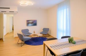 Habitación con sillas, mesa, mesa y sillas. en Appart-Hotel Ernz Noire en Grundhof