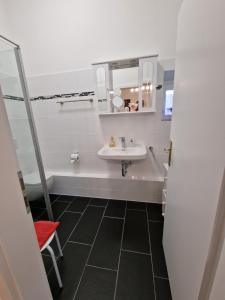 a bathroom with a sink and a mirror at Ferienwohnung auf der Stadtinsel in Havelberg