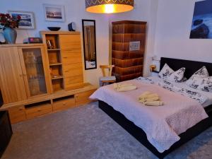 ein Schlafzimmer mit einem Bett und einer Kommode in der Unterkunft Ferienwohnung auf der Stadtinsel in Havelberg