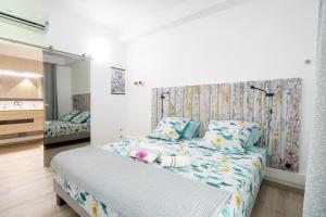 圣弗朗索瓦Oasis de détente - Appartement Le Colibri Blanc的带一张大床和一面镜子的卧室