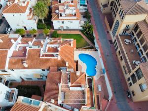 Bazén v ubytování Fantastic penthouse with roof terrace in the heart of Nerja nebo v jeho okolí