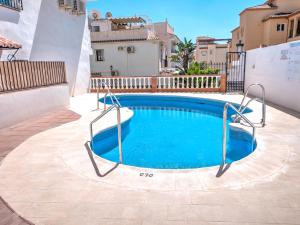 Bazén v ubytování Fantastic penthouse with roof terrace in the heart of Nerja nebo v jeho okolí