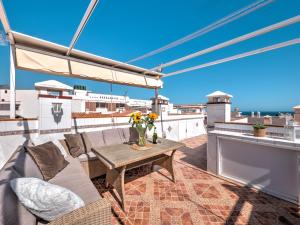 Balkón nebo terasa v ubytování Fantastic penthouse with roof terrace in the heart of Nerja