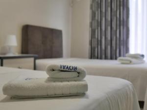 Postel nebo postele na pokoji v ubytování Himara Royal Hotel