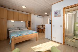 En eller flere senge i et værelse på Apartmani Matić