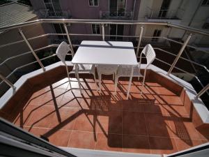 Balkón nebo terasa v ubytování Himara Royal Hotel