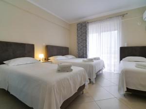 Postel nebo postele na pokoji v ubytování Himara Royal Hotel