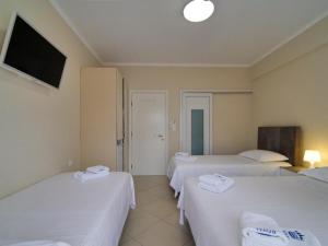Postel nebo postele na pokoji v ubytování Himara Royal Hotel