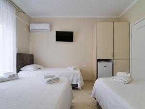Postel nebo postele na pokoji v ubytování Himara Royal Hotel