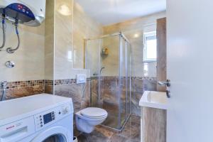 W łazience znajduje się prysznic, toaleta i umywalka. w obiekcie Apartment South w mieście Zadar