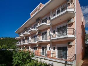 Balkón nebo terasa v ubytování Himara Royal Hotel
