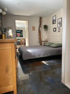 a bedroom with a large bed in a room at Appartement cosy au coeur du Beaujolais in Saint-Lager