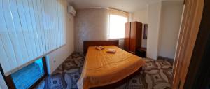 シネモレツにあるComplex Koralの窓付きの部屋にベッド付きのベッドルーム1室があります。