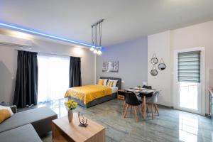 una camera da letto con un letto e un soggiorno di Ntg Studios a Kateríni