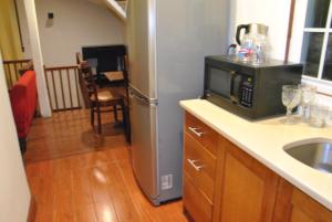 uma cozinha com um micro-ondas e um frigorífico em EWR AIRPORT Multilevel Guest House Room with 2-3 Beds em Newark