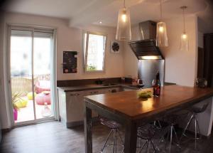 eine Küche mit einem Holztisch und einer Arbeitsplatte in der Unterkunft Casa Porti Vechju in Porto-Vecchio