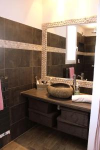 ein Bad mit einem Waschbecken und einem Spiegel in der Unterkunft Casa Porti Vechju in Porto-Vecchio
