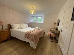 a bedroom with a bed and a window at Wookey Hole Hideaway in Wookey Hole