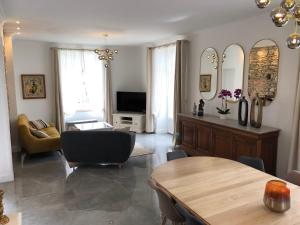 een woonkamer met een bank en een tafel bij Manoir de la Fontaine Saint-Jean in Crossac