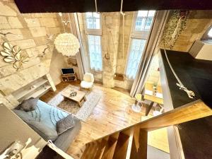 Place de la Bourse Bordeaux hyper-centre في بوردو: منظر علوي لغرفة المعيشة مع أريكة