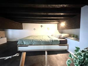 Place de la Bourse Bordeaux hyper-centre في بوردو: غرفة نوم بسرير والطيور تطير فوقها