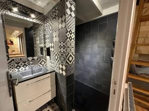 Place de la Bourse Bordeaux hyper-centre في بوردو: حمام به جدران من البلاط الأسود والأبيض ومغسلة +20 صورة