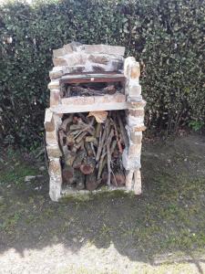a brick oven filled with wood and fire ashes at Villetta a schiera nei pressi del mare in Livorno