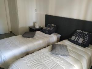 dwa łóżka siedzące obok siebie w pokoju w obiekcie Résidence Odalys Saint Loup Appartement Climatisé entierement rénové w Cap d'Agde