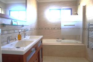 Kúpeľňa v ubytovaní Villa Seaview Suncoast Luxury + 19 fotografií