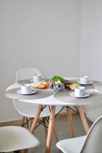 una mesa con platos de comida y tazas. en Villa Manga Rosa, en Lençóis