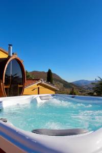 a jacuzzi tub with a view of the mountains at Masseria Monte Pizzi in Carovilli